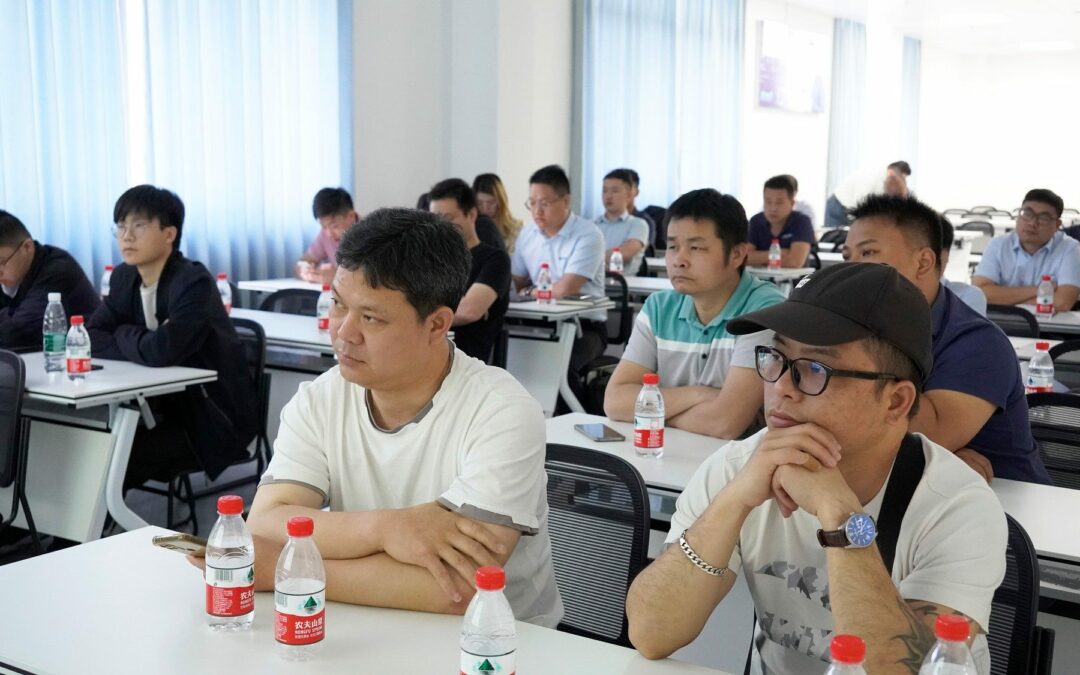 继续开展客户培训，提高核心竞争力